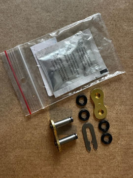 Zobrazit detail produktu - spojka řetězu 520 ORMX ČZ typ CLIP (rozpojovací),zlatá Obrázek spojka řetězu 520 ORMX ČZ typ CLIP (rozpojovací),zlatá